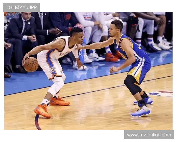 2016年西部决赛勇士与雷霆的激烈对决回顾与精彩瞬间分析 2016年西部决赛勇士与雷霆的激烈对决回顾与精彩瞬间分析