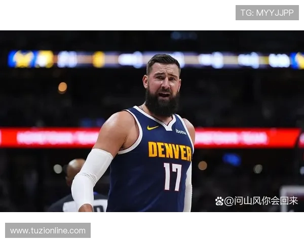 掘金与尼克斯激烈对抗赛场群殴引发球迷热议与争论 掘金与尼克斯激烈对抗赛场群殴引发球迷热议与争论